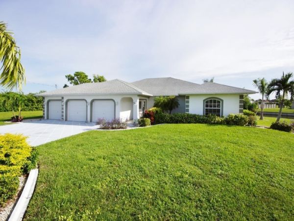 Lovely Canal-Front 3 Bedroom Vacation Home