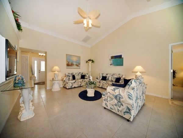 Lovely Canal-Front 3 Bedroom Vacation Home