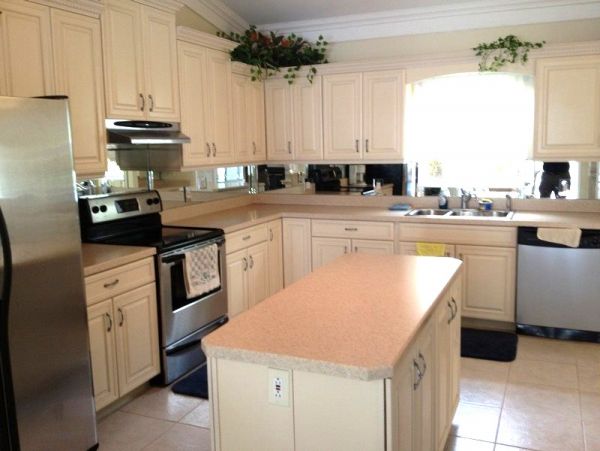 Lovely Canal-Front 3 Bedroom Vacation Home