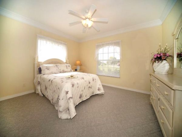Lovely Canal-Front 3 Bedroom Vacation Home