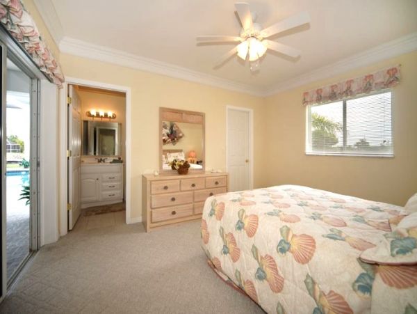 Lovely Canal-Front 3 Bedroom Vacation Home