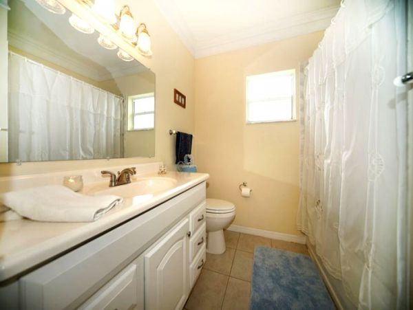 Lovely Canal-Front 3 Bedroom Vacation Home