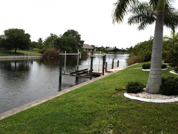 Lovely Canal-Front 3 Bedroom Vacation Home