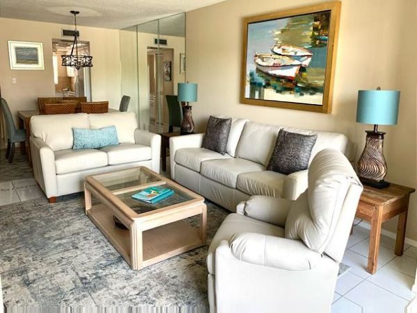 Two Bedroom Gulfside Vacation Condo in Siesta Key