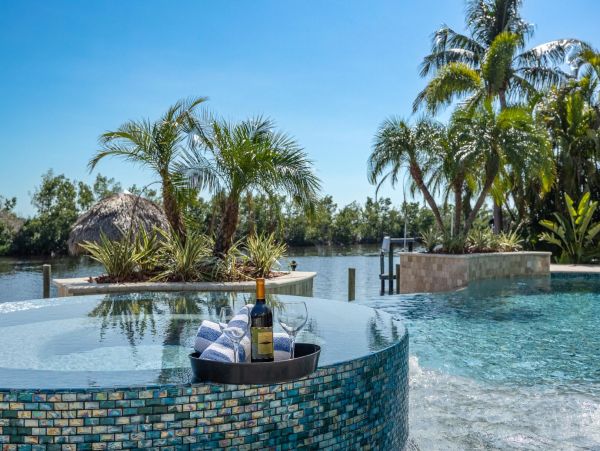 Canalfront Luxury 5-Bdm Home with Private Pool & Spa in Cape Coral