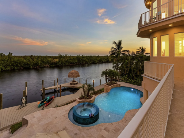 Canalfront Luxury 5-Bdm Home with Private Pool & Spa in Cape Coral