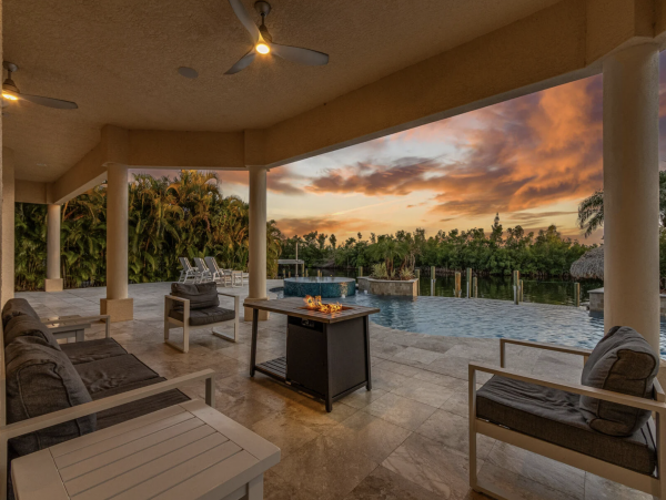 Canalfront Luxury 5-Bdm Home with Private Pool & Spa in Cape Coral