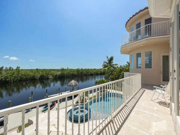 Canalfront Luxury 5-Bdm Home with Private Pool & Spa in Cape Coral