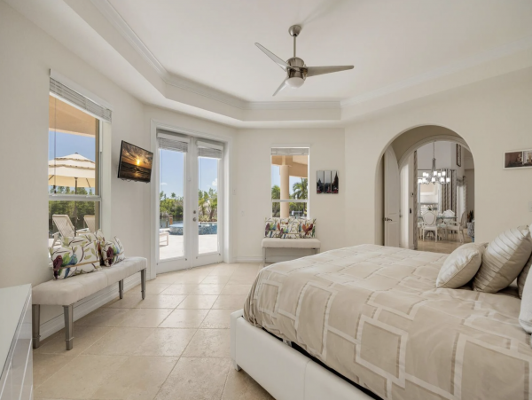 Canalfront Luxury 5-Bdm Home with Private Pool & Spa in Cape Coral