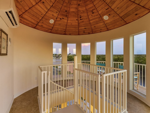 Canalfront Luxury 5-Bdm Home with Private Pool & Spa in Cape Coral
