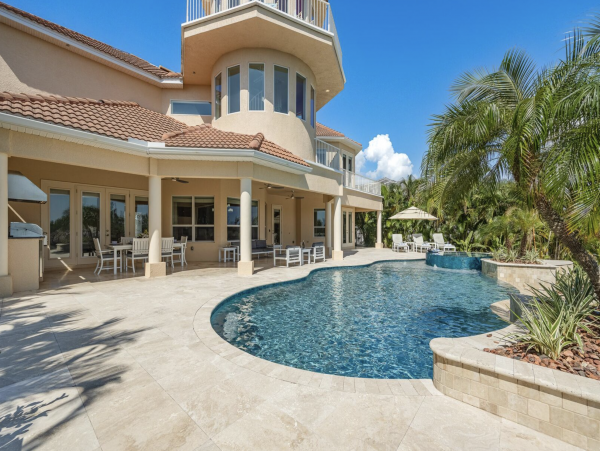 Canalfront Luxury 5-Bdm Home with Private Pool & Spa in Cape Coral
