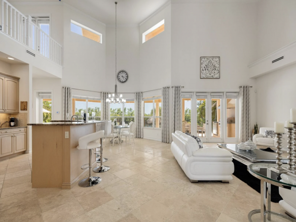 Canalfront Luxury 5-Bdm Home with Private Pool & Spa in Cape Coral