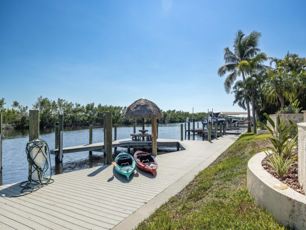 Canalfront Luxury 5-Bdm Home with Private Pool & Spa in Cape Coral