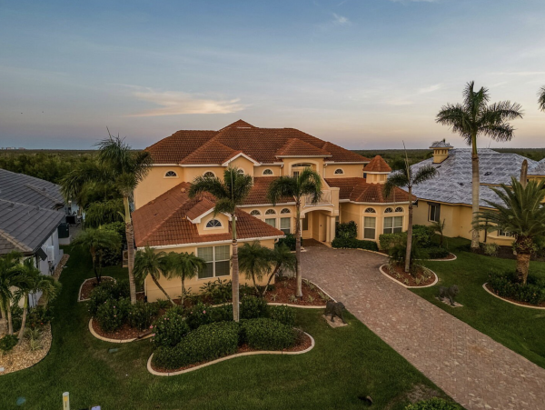 Canalfront Luxury 5-Bdm Home with Private Pool & Spa in Cape Coral