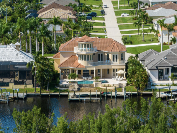 Canalfront Luxury 5-Bdm Home with Private Pool & Spa in Cape Coral