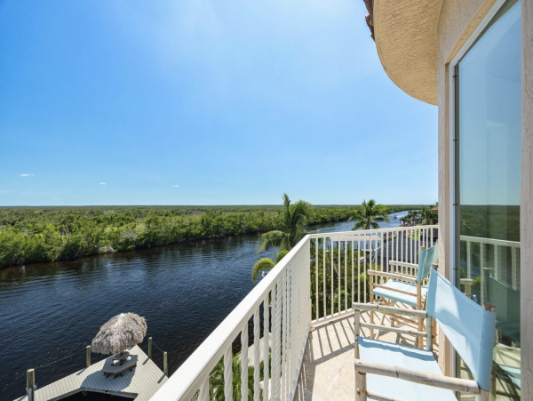 Canalfront Luxury 5-Bdm Home with Private Pool & Spa in Cape Coral