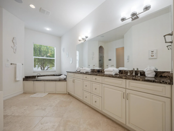 Canalfront Luxury 5-Bdm Home with Private Pool & Spa in Cape Coral