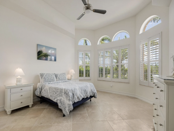 Canalfront Luxury 5-Bdm Home with Private Pool & Spa in Cape Coral