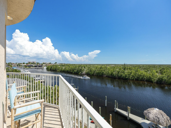Canalfront Luxury 5-Bdm Home with Private Pool & Spa in Cape Coral