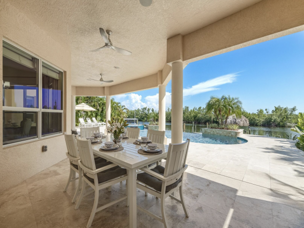 Canalfront Luxury 5-Bdm Home with Private Pool & Spa in Cape Coral