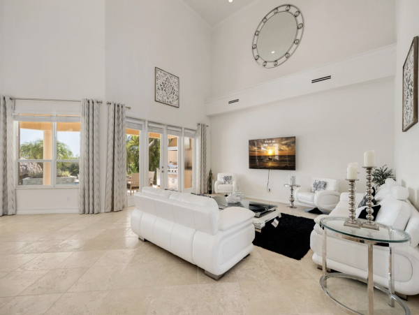 Canalfront Luxury 5-Bdm Home with Private Pool & Spa in Cape Coral