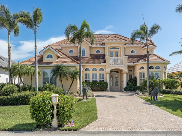 Canalfront Luxury 5-Bdm Home with Private Pool & Spa in Cape Coral