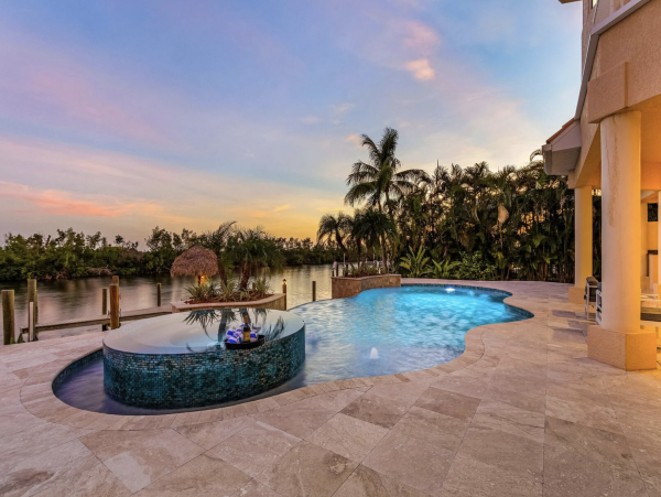 Canalfront Luxury 5-Bdm Home with Private Pool & Spa in Cape Coral