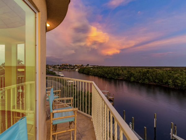 Canalfront Luxury 5-Bdm Home with Private Pool & Spa in Cape Coral