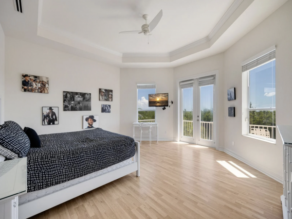 Canalfront Luxury 5-Bdm Home with Private Pool & Spa in Cape Coral