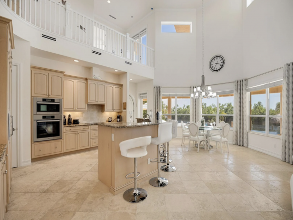 Canalfront Luxury 5-Bdm Home with Private Pool & Spa in Cape Coral