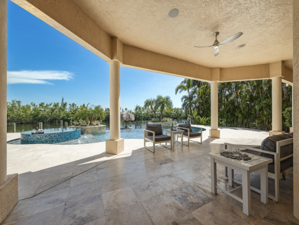 Canalfront Luxury 5-Bdm Home with Private Pool & Spa in Cape Coral