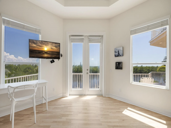 Canalfront Luxury 5-Bdm Home with Private Pool & Spa in Cape Coral