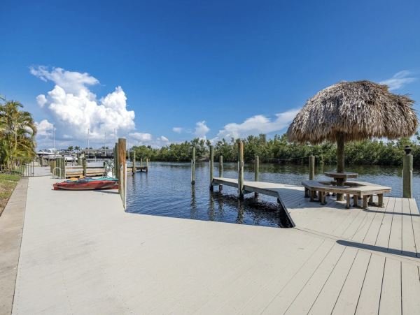 Canalfront Luxury 5-Bdm Home with Private Pool & Spa in Cape Coral