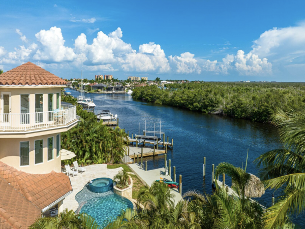 Canalfront Luxury 5-Bdm Home with Private Pool & Spa in Cape Coral
