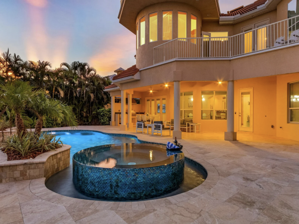 Canalfront Luxury 5-Bdm Home with Private Pool & Spa in Cape Coral