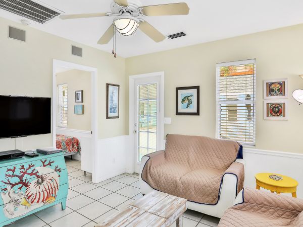 Adorable Vacation Cottage Steps from Beach in Indian Rocks Beach