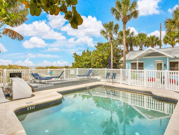 Adorable Vacation Cottage Steps from Beach in Indian Rocks Beach