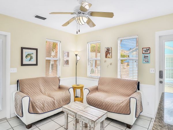 Adorable Vacation Cottage Steps from Beach in Indian Rocks Beach