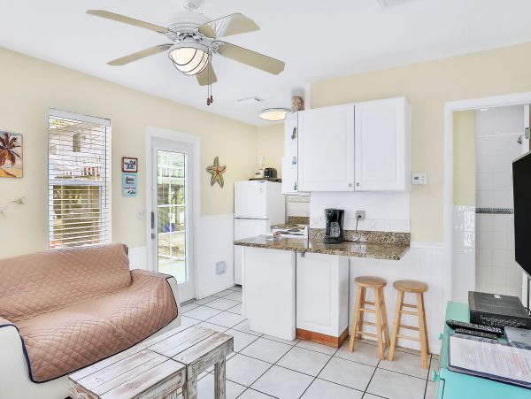 Adorable Vacation Cottage Steps from Beach in Indian Rocks Beach