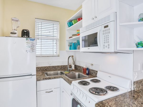 Adorable Vacation Cottage Steps from Beach in Indian Rocks Beach