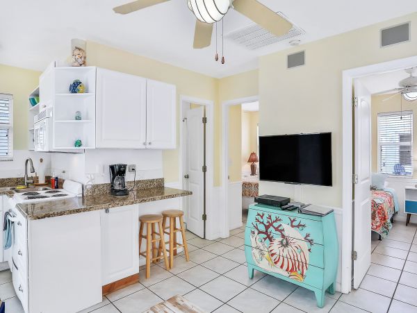 Adorable Vacation Cottage Steps from Beach in Indian Rocks Beach