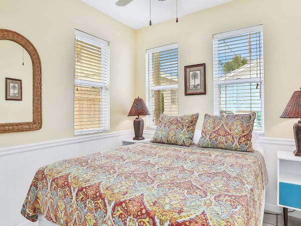 Adorable Vacation Cottage Steps from Beach in Indian Rocks Beach