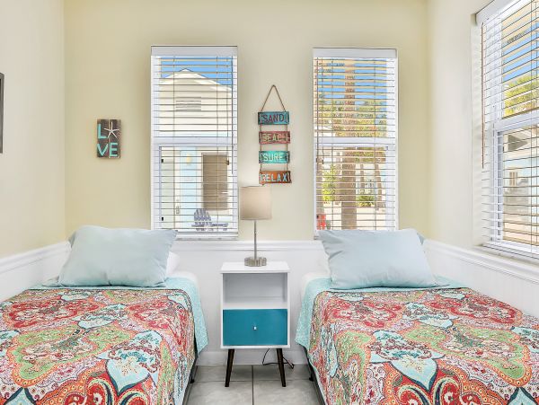 Adorable Vacation Cottage Steps from Beach in Indian Rocks Beach