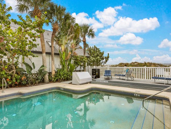 Adorable Vacation Cottage Steps from Beach in Indian Rocks Beach