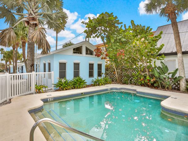 Adorable Vacation Cottage Steps from Beach in Indian Rocks Beach