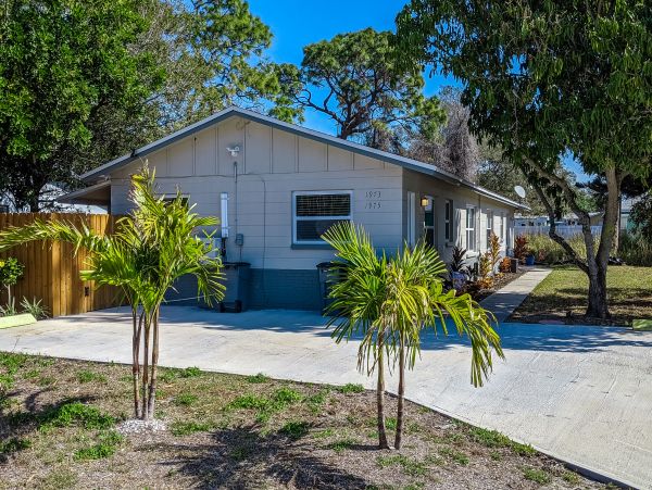 Upper level Duplex in Largo