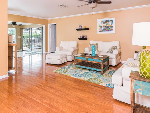 Waterfront 4 bedroom home with private pool in Tampa