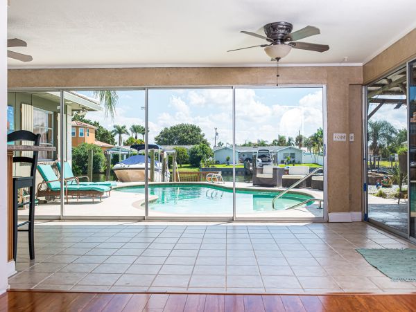 Waterfront 4 bedroom home with private pool in Tampa