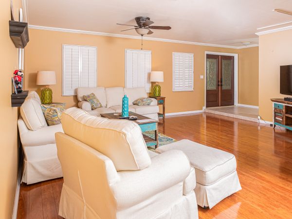 Waterfront 4 bedroom home with private pool in Tampa