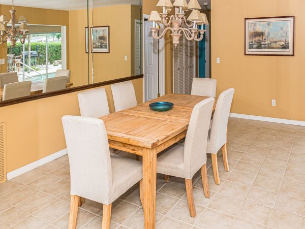 Waterfront 4 bedroom home with private pool in Tampa